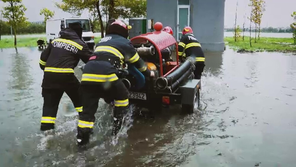 România sub semnul furtunilor. Mașini sub ape, străzi inundate și copaci doborâți de vânt, în Constanța și Galați - Imaginea 1