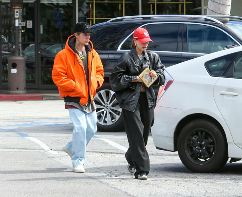 Hailey și Justin Bieber au sărbătorit 5 ani de la nuntă. Au fost surprinși luând cina la un restaurant din Los Angeles - Imaginea 2