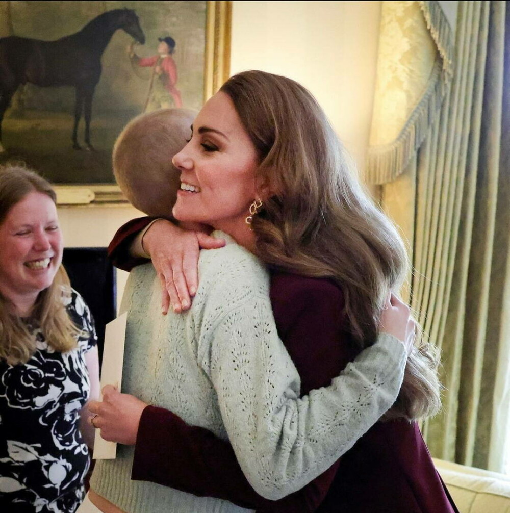 Fotografie emoționantă cu Kate Middleton, care îmbrățișează o tânără bolnavă de cancer - Imaginea 1