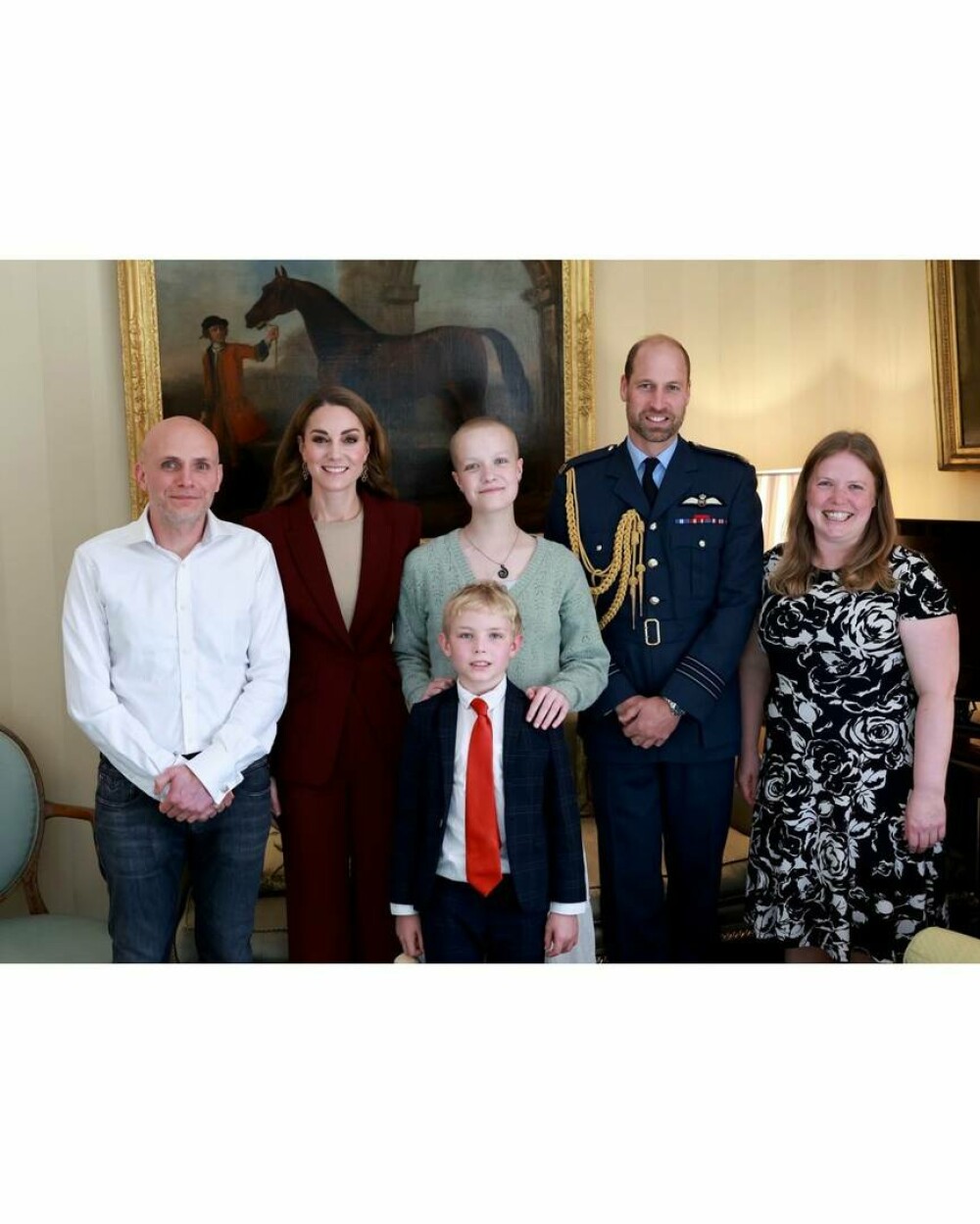 Fotografie emoționantă cu Kate Middleton, care îmbrățișează o tânără bolnavă de cancer - Imaginea 2