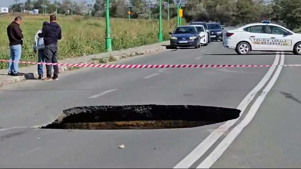 Trafic rutier deviat, între Năvodari şi Lumina, după ce o porţiune din drum s-a surpat. De la ce ar fi apărut problema - Imaginea 1