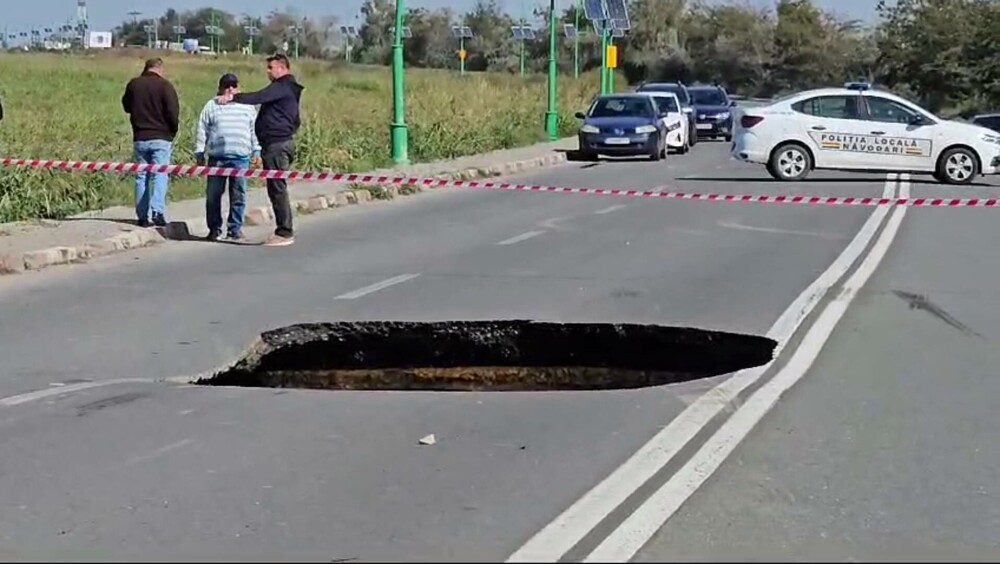 Trafic rutier deviat, între Năvodari şi Lumina, după ce o porţiune din drum s-a surpat. De la ce ar fi apărut problema - Imaginea 4