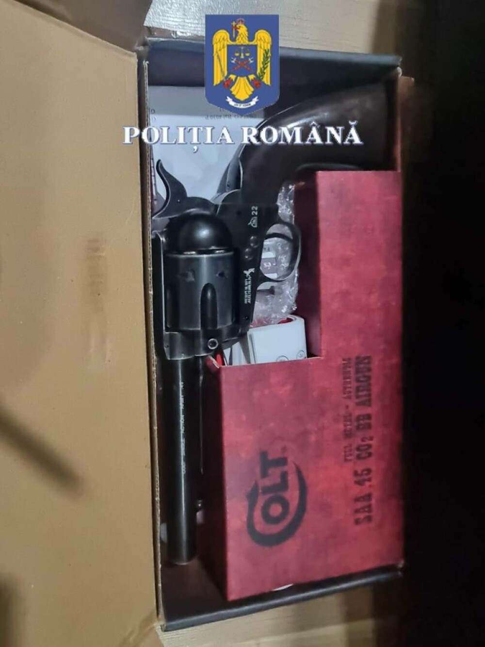 Peste 300 de percheziţii în toată ţara. O firmă din străinătate ar fi comercializat ilegal arme. FOTO & VIDEO - Imaginea 1