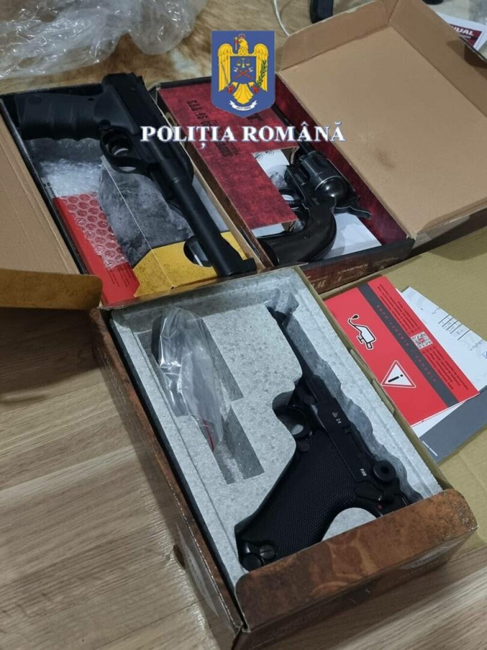 Peste 300 de percheziţii în toată ţara. O firmă din străinătate ar fi comercializat ilegal arme. FOTO & VIDEO - Imaginea 4