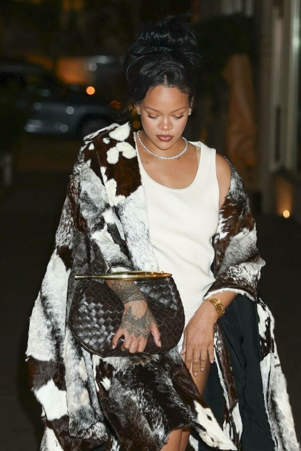 Rihanna, apariție îndrăzneață pe străzile din New York. Cum s-a îmbrăcat. GALERIE FOTO - Imaginea 1