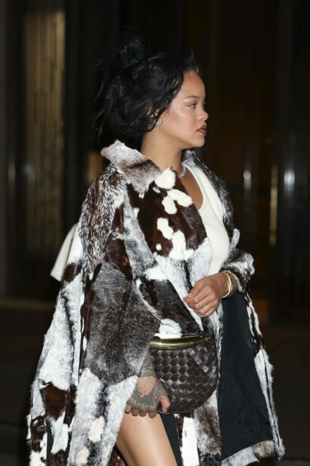 Rihanna, apariție îndrăzneață pe străzile din New York. Cum s-a îmbrăcat. GALERIE FOTO - Imaginea 2