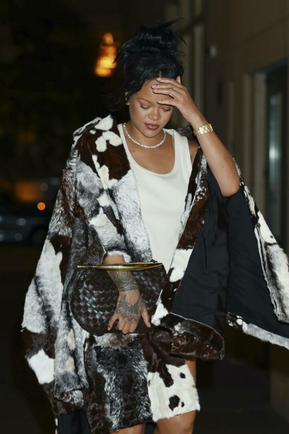 Rihanna, apariție îndrăzneață pe străzile din New York. Cum s-a îmbrăcat. GALERIE FOTO - Imaginea 7