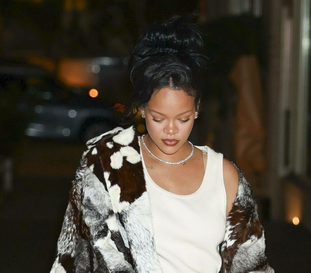 Rihanna, apariție îndrăzneață pe străzile din New York. Cum s-a îmbrăcat. GALERIE FOTO - Imaginea 13