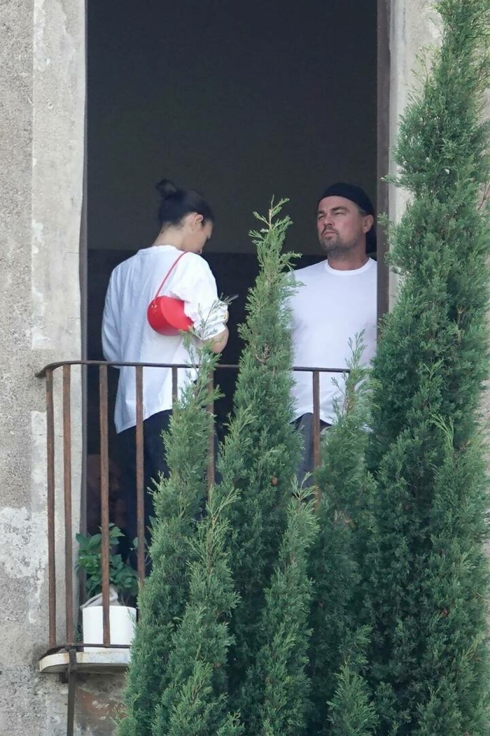 Leonardo DiCaprio și iubita lui, vacanță în Italia alături de părinții actorului. Au fost surprinși în ipostaze romantice - Imaginea 5