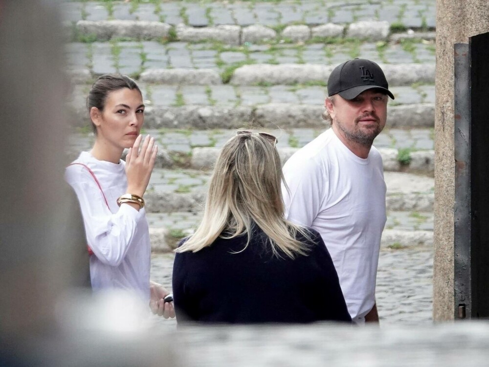 Leonardo DiCaprio și iubita lui, vacanță în Italia alături de părinții actorului. Au fost surprinși în ipostaze romantice - Imaginea 4