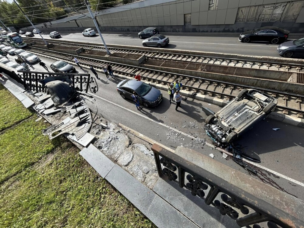 Accident cumplit în București. O mașină a zburat de pe șosea și a căzut în Pasajul Lujerului. Ce ar fi pățit șoferul - Imaginea 1