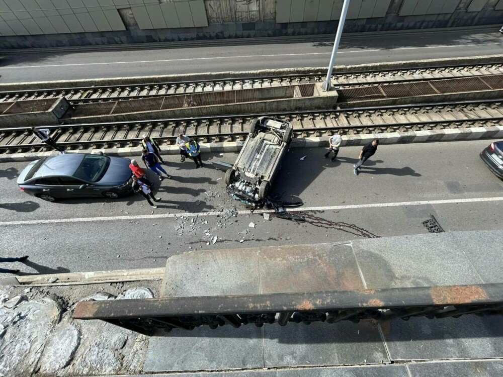 Accident cumplit în București. O mașină a zburat de pe șosea și a căzut în Pasajul Lujerului. Ce ar fi pățit șoferul - Imaginea 2