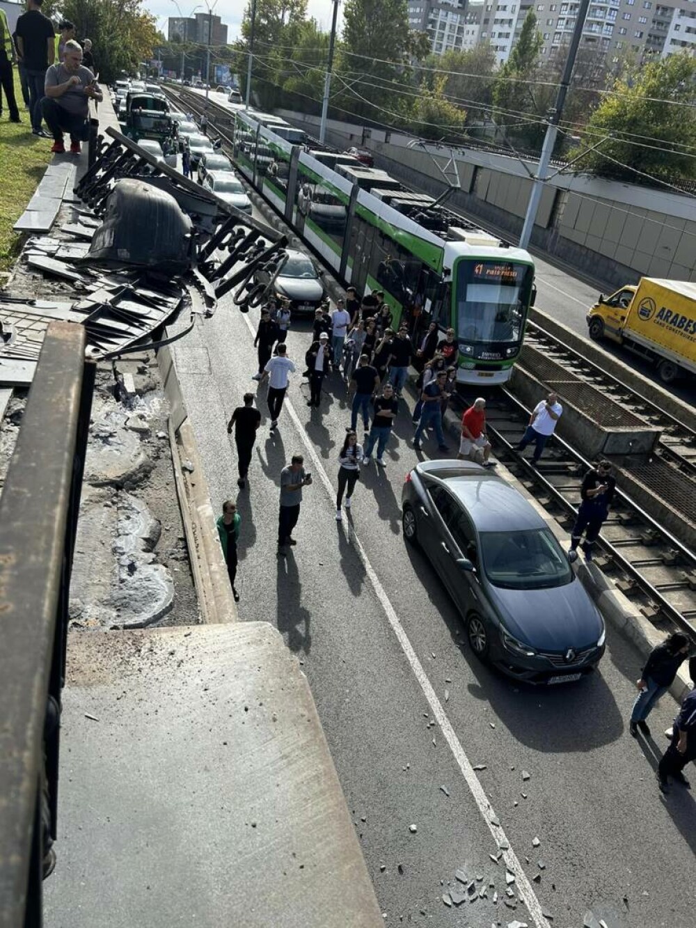 Accident cumplit în București. O mașină a zburat de pe șosea și a căzut în Pasajul Lujerului. Ce ar fi pățit șoferul - Imaginea 3