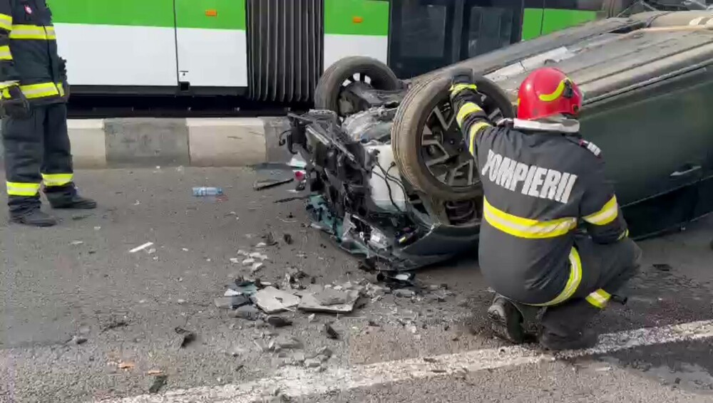 Accident cumplit în București. O mașină a zburat de pe șosea și a căzut în Pasajul Lujerului. Ce ar fi pățit șoferul - Imaginea 4