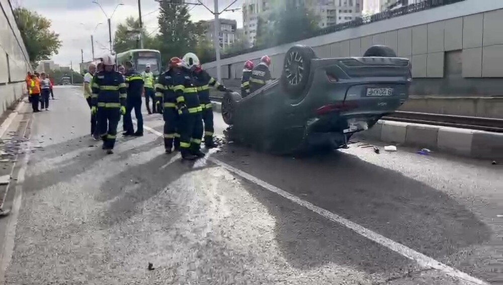 Accident cumplit în București. O mașină a zburat de pe șosea și a căzut în Pasajul Lujerului. Ce ar fi pățit șoferul - Imaginea 5