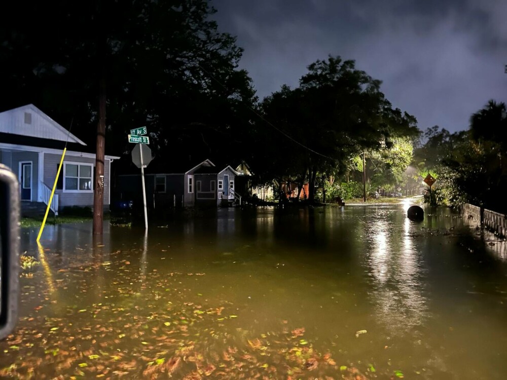 Uraganul Milton s-a dezlănțuit în Florida. Peste 2,5 milioane de locuinţe au rămas în beznă | GALERIE FOTO - Imaginea 2