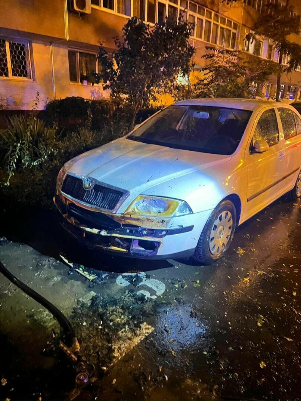 Femeie, arestată preventiv după ce a incendiat o maşină, în Bucureşti. Cum și-a motivat gestul extrem în fața anchetatorilor - Imaginea 1