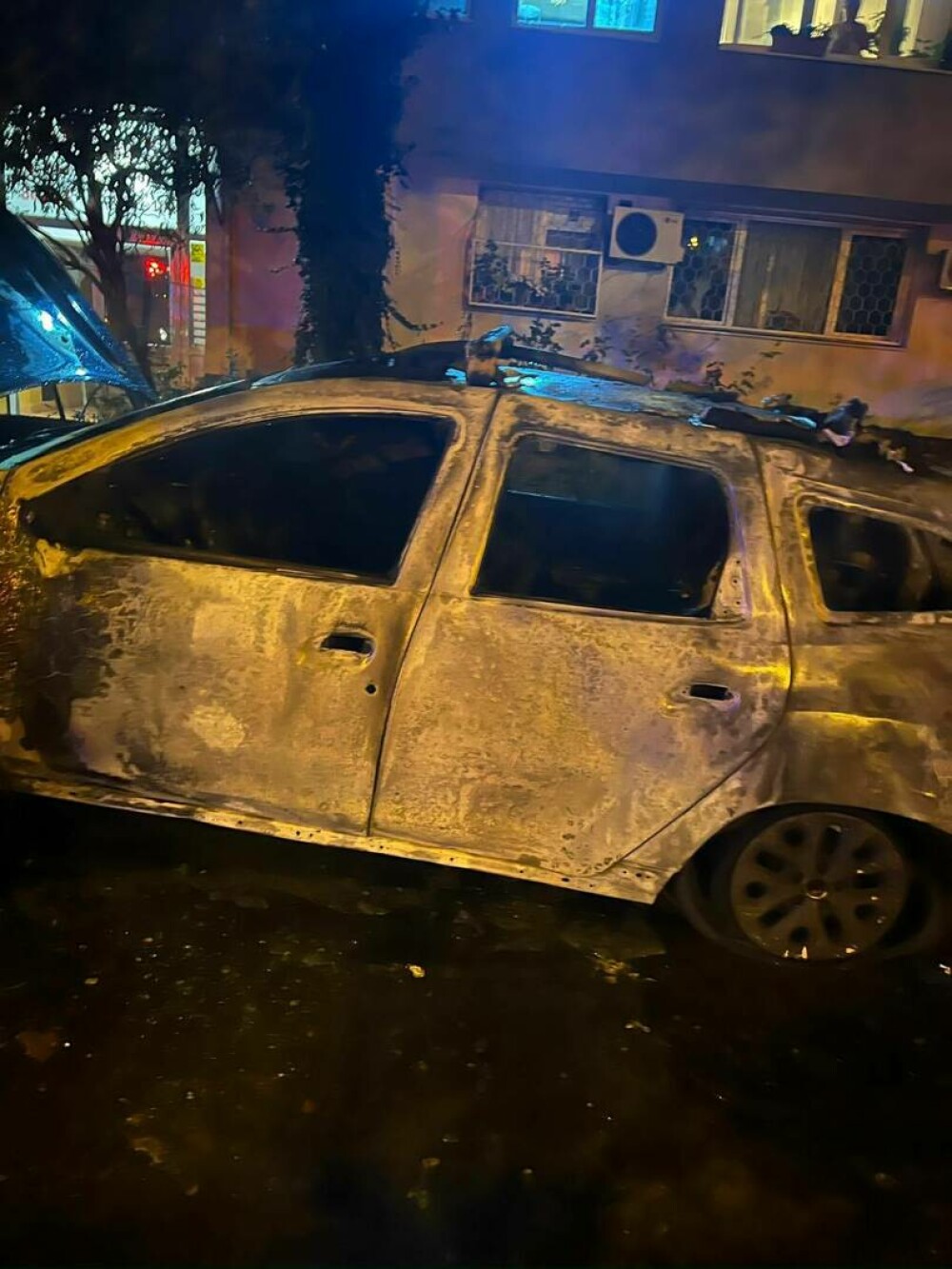 Femeie, arestată preventiv după ce a incendiat o maşină, în Bucureşti. Cum și-a motivat gestul extrem în fața anchetatorilor - Imaginea 2