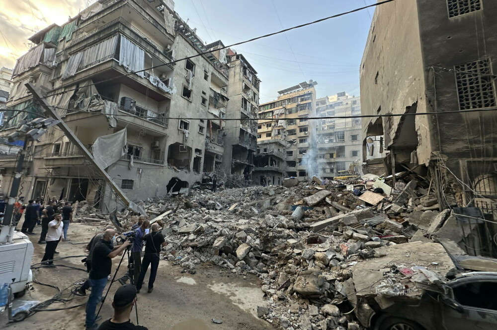 FOTO. Război în Orientul Mijlociu. Centrul capitalei Libanului, distrus de bombardamentele Israelului. Peste 1400 de morți - Imaginea 13