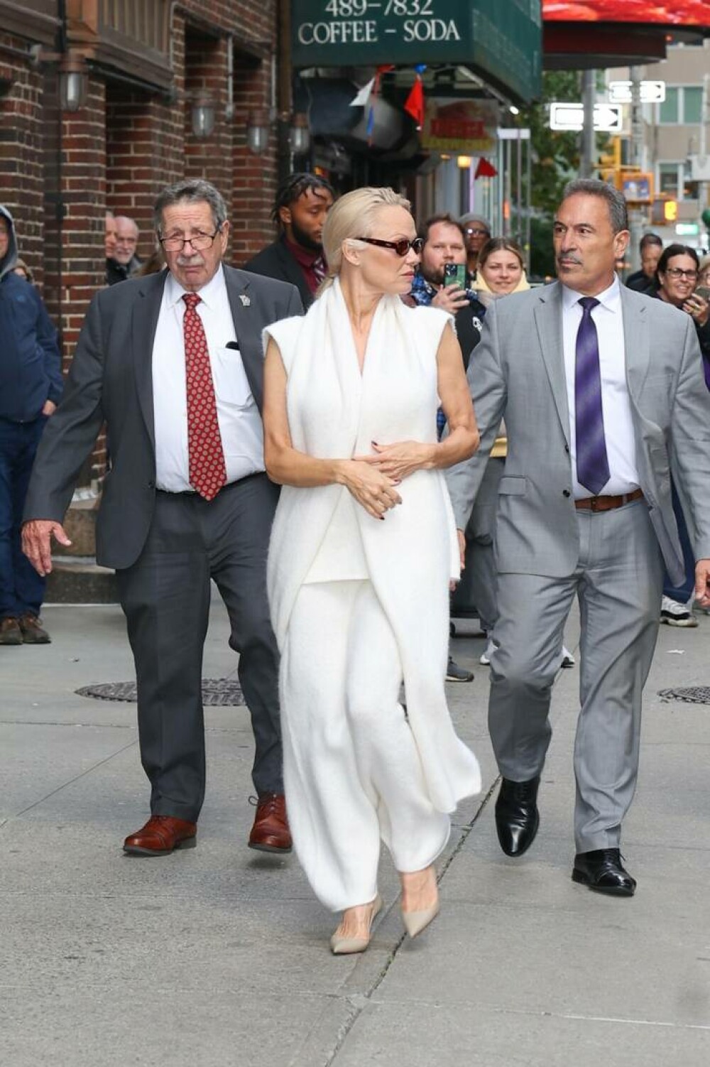 Pamela Anderson, plină de rafinament pe străzile din New York. Cum a fost surprinsă de paparazzi. GALERIE FOTO - Imaginea 2