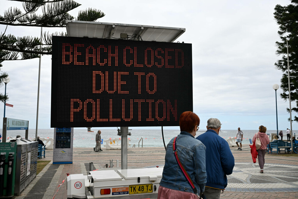 Două plaje populare din Sydney au fost închise după apariţia unor misterioase bile negre. FOTO - Imaginea 5