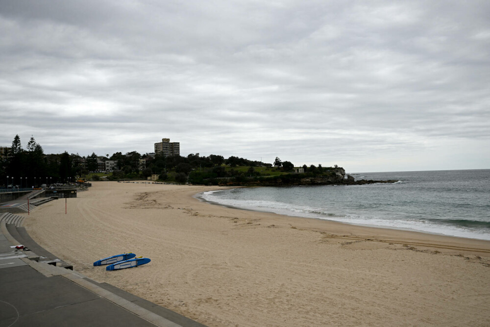 Două plaje populare din Sydney au fost închise după apariţia unor misterioase bile negre. FOTO - Imaginea 8