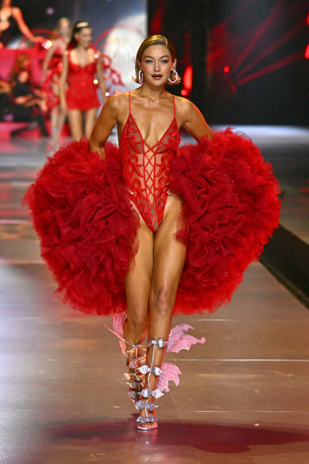 O româncă a defilat pe podium la Victoria's Secret Fashion Show. Andreea Diaconu a atras toate privirile. GALERIE FOTO - Imaginea 5