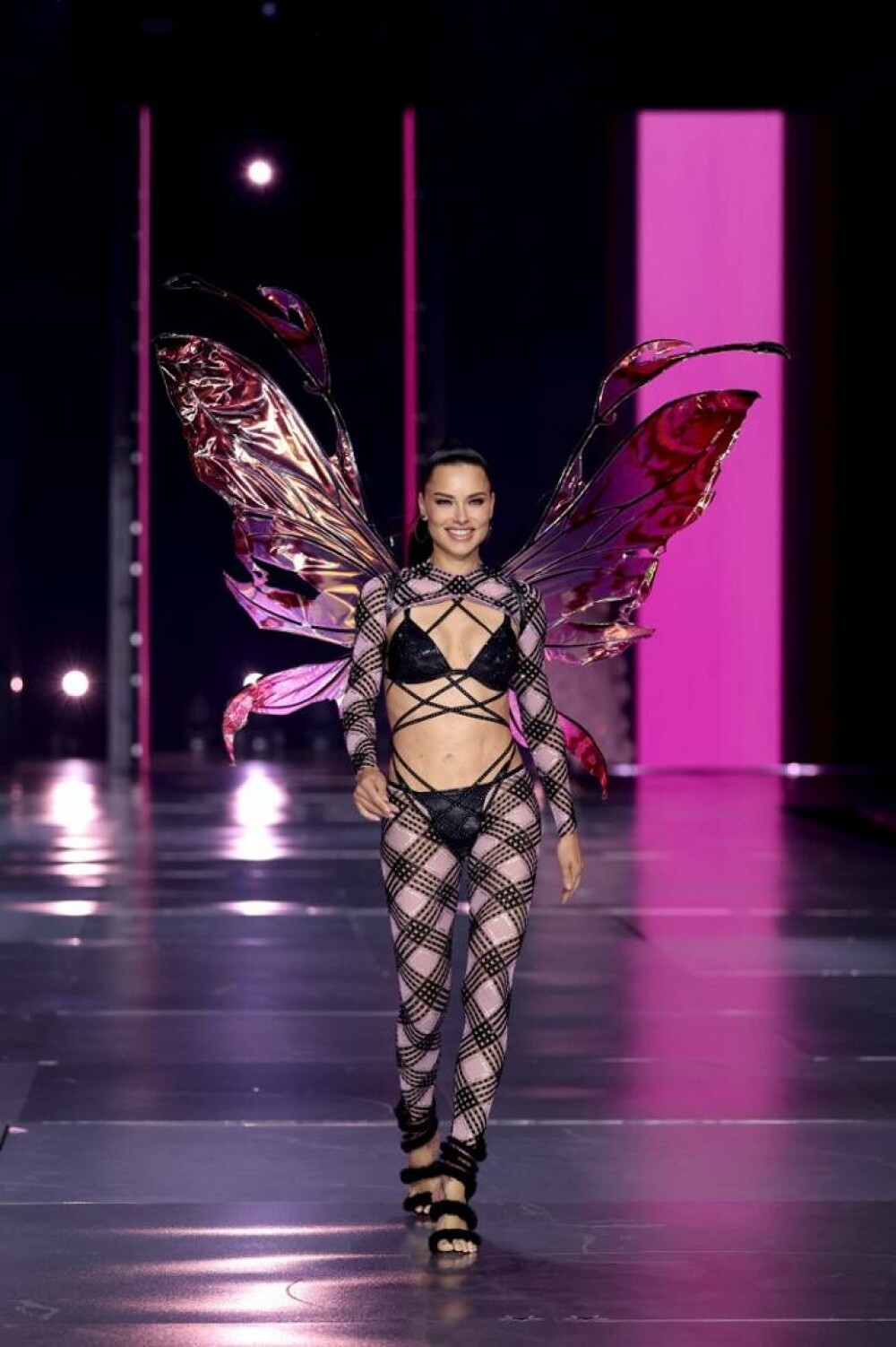 O româncă a defilat pe podium la Victoria's Secret Fashion Show. Andreea Diaconu a atras toate privirile. GALERIE FOTO - Imaginea 16