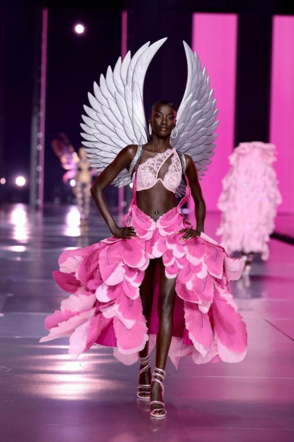 O româncă a defilat pe podium la Victoria's Secret Fashion Show. Andreea Diaconu a atras toate privirile. GALERIE FOTO - Imaginea 17