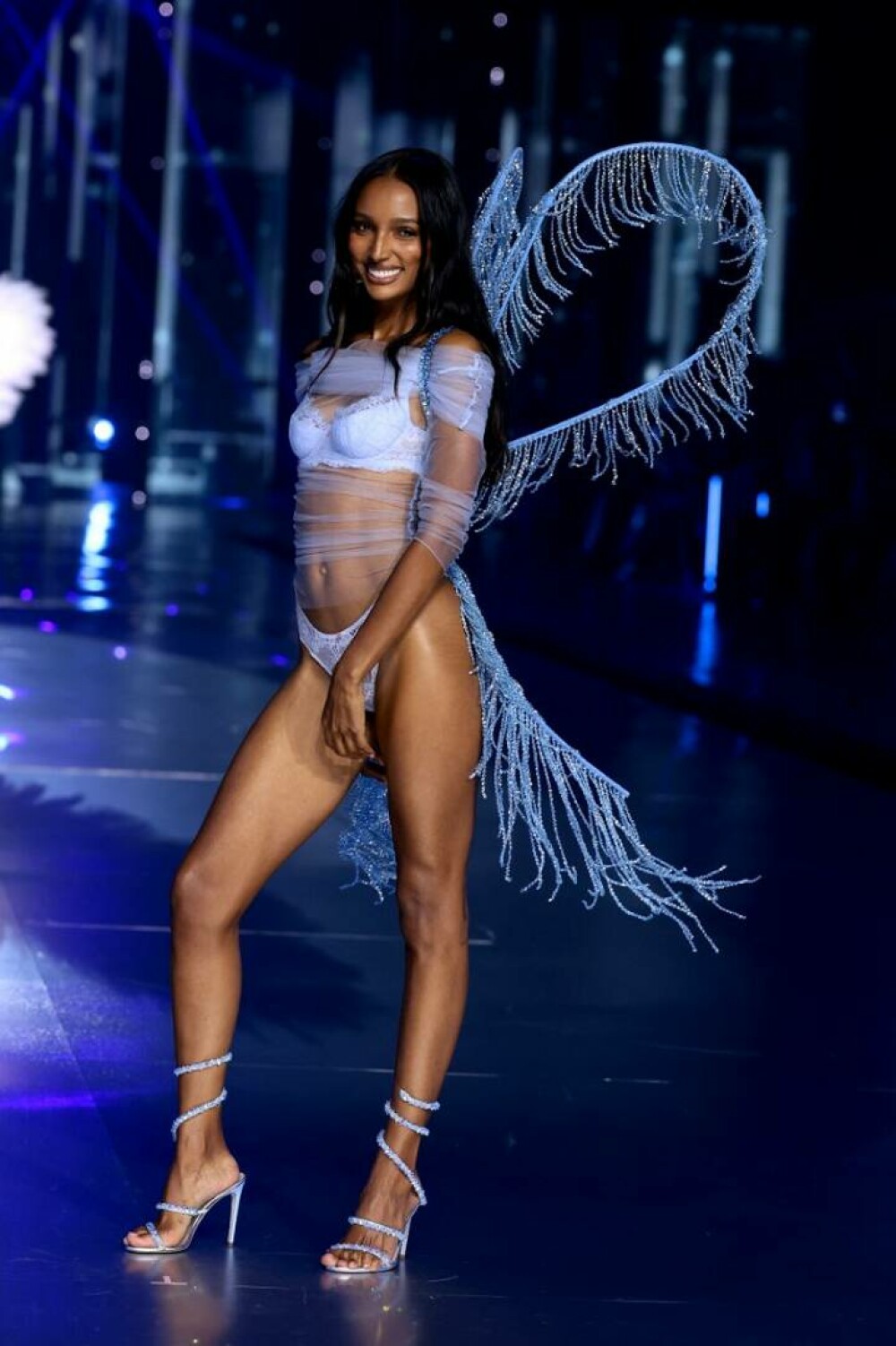 O româncă a defilat pe podium la Victoria's Secret Fashion Show. Andreea Diaconu a atras toate privirile. GALERIE FOTO - Imaginea 18