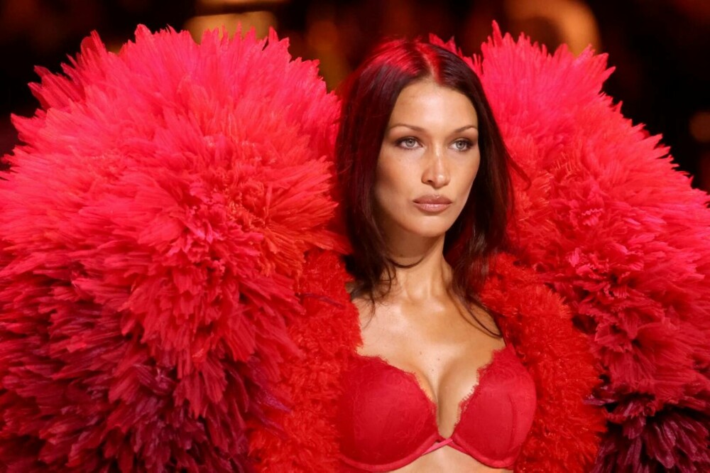 O româncă a defilat pe podium la Victoria's Secret Fashion Show. Andreea Diaconu a atras toate privirile. GALERIE FOTO - Imaginea 24