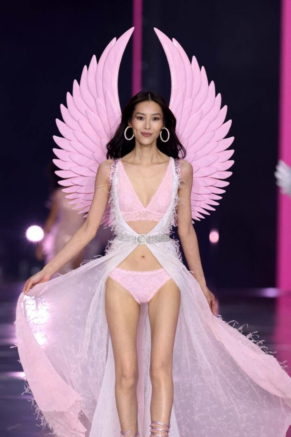 O româncă a defilat pe podium la Victoria's Secret Fashion Show. Andreea Diaconu a atras toate privirile. GALERIE FOTO - Imaginea 31