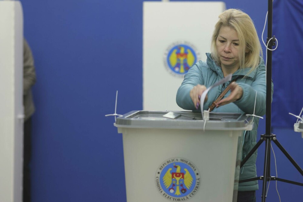 LIVE TEXT | Alegerile prezidențiale și referendum în Republica Moldova: Peste 200.000 de cetăţeni au votat în primele 3 ore - Imaginea 3