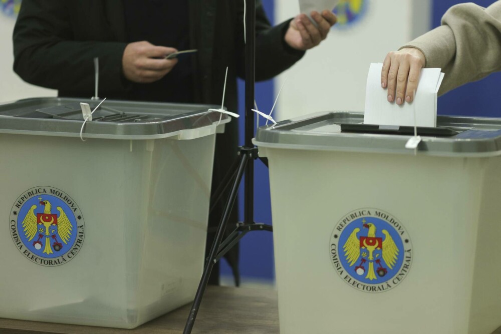 LIVE TEXT | Alegerile prezidențiale și referendum în Republica Moldova: Peste 200.000 de cetăţeni au votat în primele 3 ore - Imaginea 6