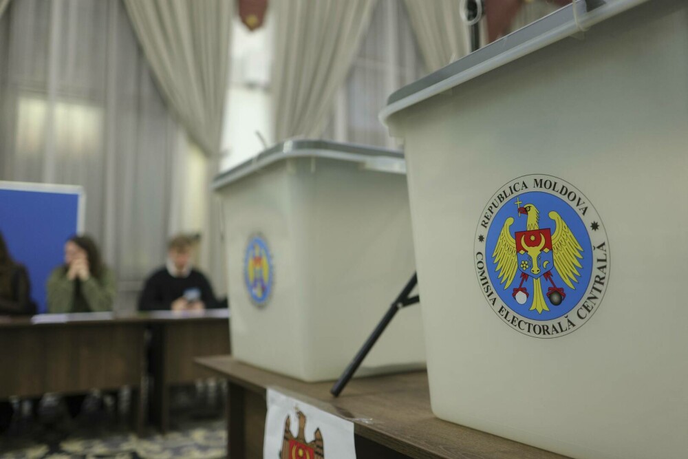 LIVE TEXT | Alegerile prezidențiale și referendum în Republica Moldova: Peste 200.000 de cetăţeni au votat în primele 3 ore - Imaginea 8