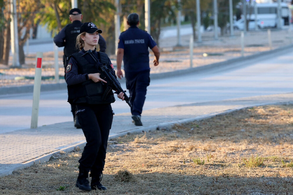 Cinci morţi şi 22 de răniţi într-un atac terorist asupra sediului unei companii de apărare lângă Ankara. FOTO&VIDEO - Imaginea 12