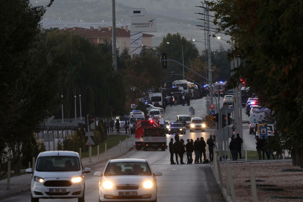 Cinci morţi şi 22 de răniţi într-un atac terorist asupra sediului unei companii de apărare lângă Ankara. FOTO&VIDEO - Imaginea 14