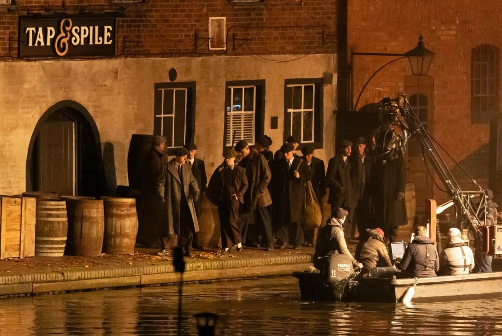 Primele imagini de pe platourile filmului „Peaky Blinders”. Cum a fost suprins Cillian Murphy în Birmingham. FOTO - Imaginea 5