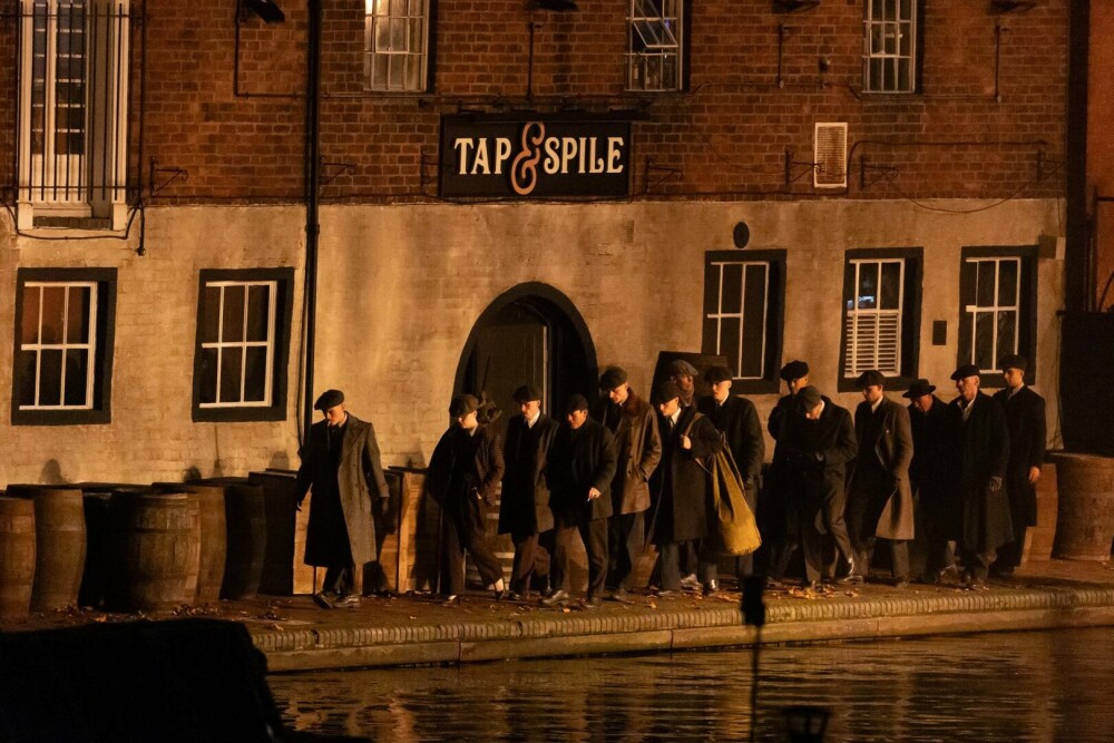 Primele imagini de pe platourile filmului „Peaky Blinders”. Cum a fost suprins Cillian Murphy în Birmingham. FOTO - Imaginea 8