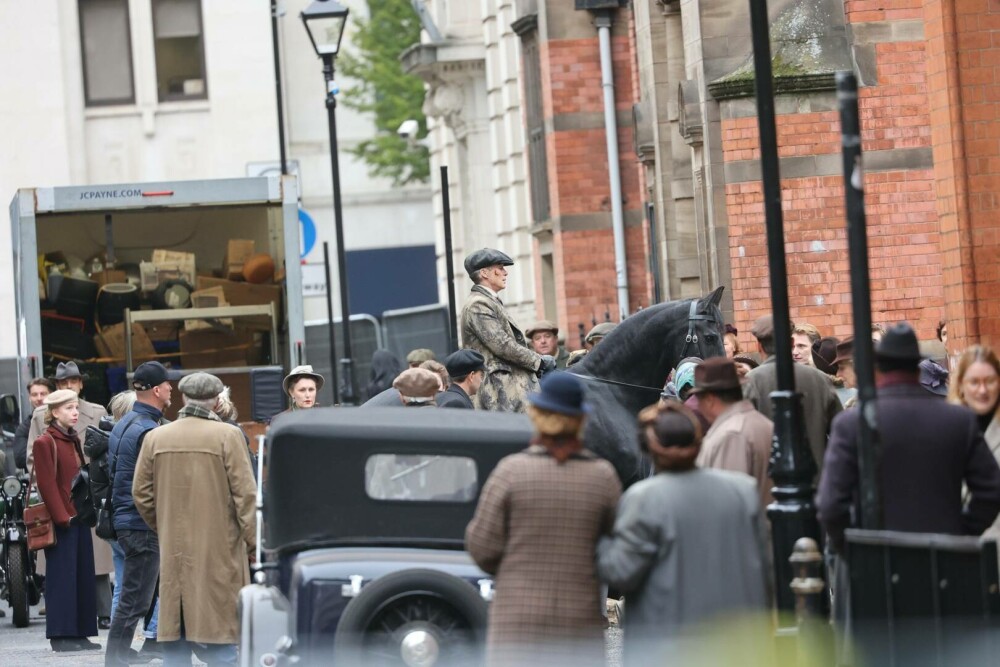 Primele imagini de pe platourile filmului „Peaky Blinders”. Cum a fost suprins Cillian Murphy în Birmingham. FOTO - Imaginea 11