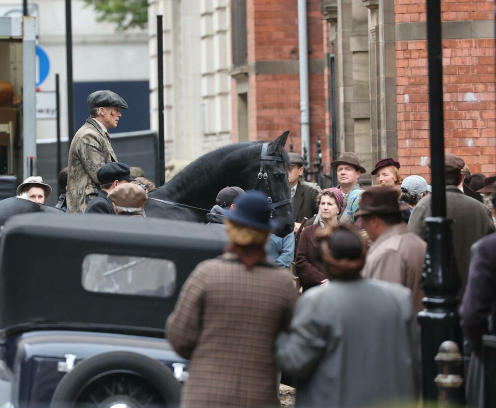 Primele imagini de pe platourile filmului „Peaky Blinders”. Cum a fost suprins Cillian Murphy în Birmingham. FOTO - Imaginea 12