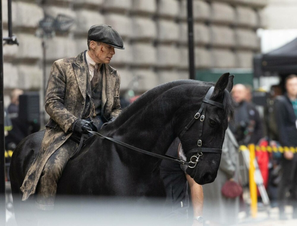 Primele imagini de pe platourile filmului „Peaky Blinders”. Cum a fost suprins Cillian Murphy în Birmingham. FOTO - Imaginea 13