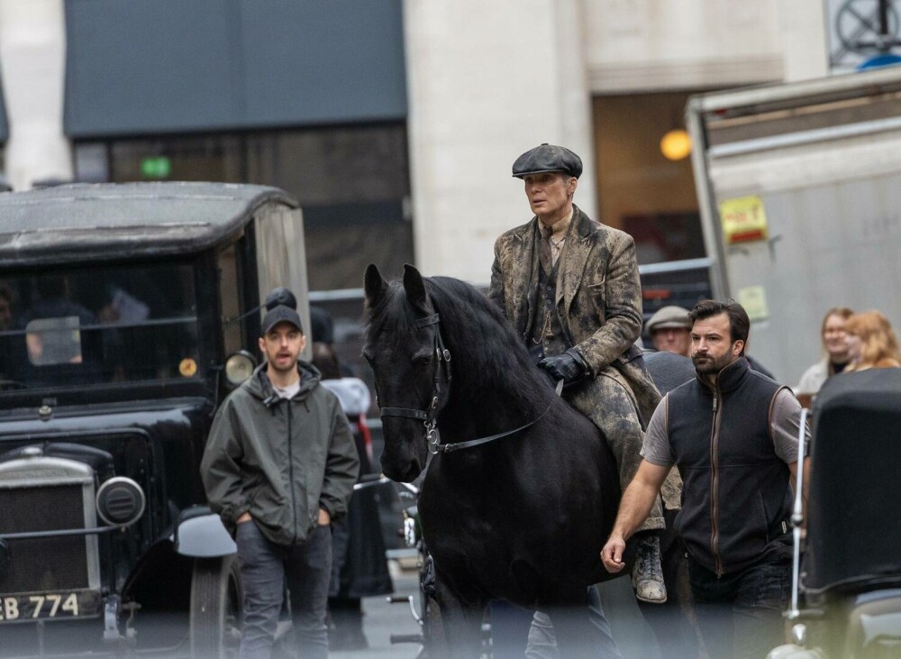 Primele imagini de pe platourile filmului „Peaky Blinders”. Cum a fost suprins Cillian Murphy în Birmingham. FOTO - Imaginea 14