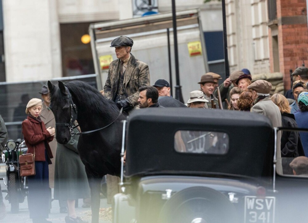 Primele imagini de pe platourile filmului „Peaky Blinders”. Cum a fost suprins Cillian Murphy în Birmingham. FOTO - Imaginea 15