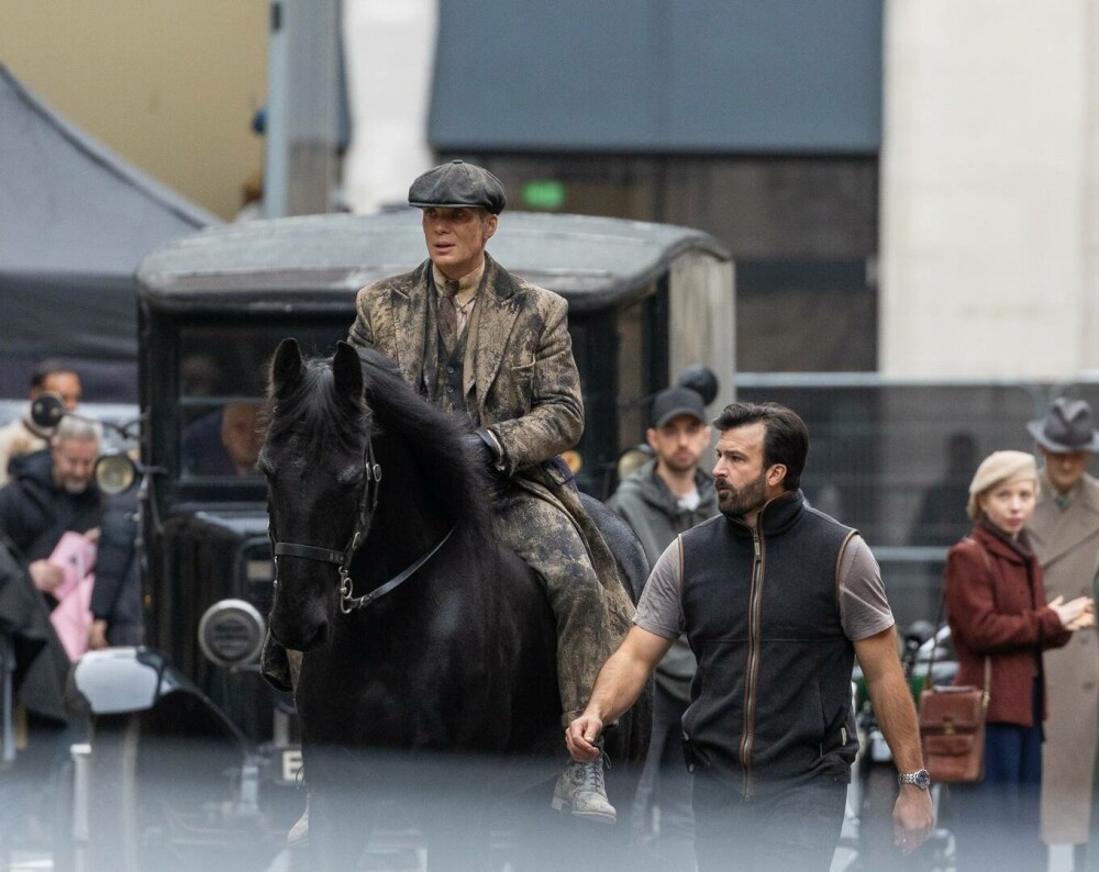 Primele imagini de pe platourile filmului „Peaky Blinders”. Cum a fost suprins Cillian Murphy în Birmingham. FOTO - Imaginea 16