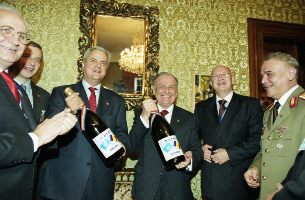 FOTO: Summit-ul NATO de la Praga, din 2002, unde Romania a fost invitata sa inceapă convorbirile de aderare
