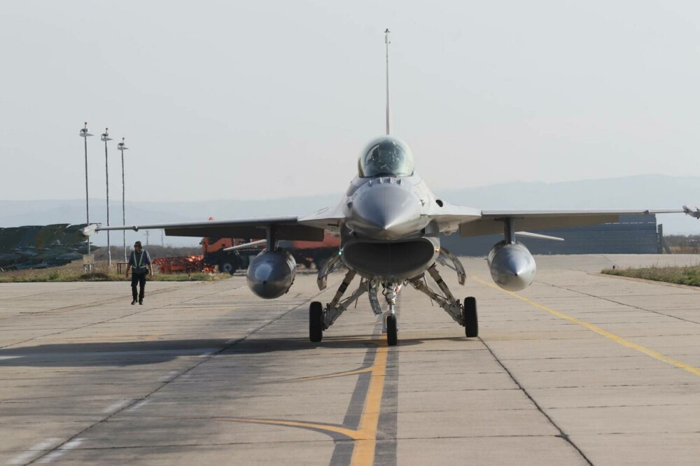 Un nou lot de trei aeronave F-16 Fighting Falcon din cele achiziționate din Norvegia a aterizat la Câmpia Turzii. FOTO - Imaginea 3