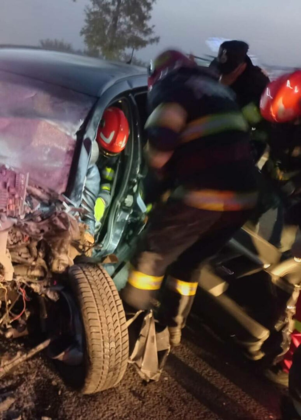 Accident cu doi morți și trei răniți pe DN2. Printre victime se numără și un adolescent de 14 ani. FOTO - Imaginea 2