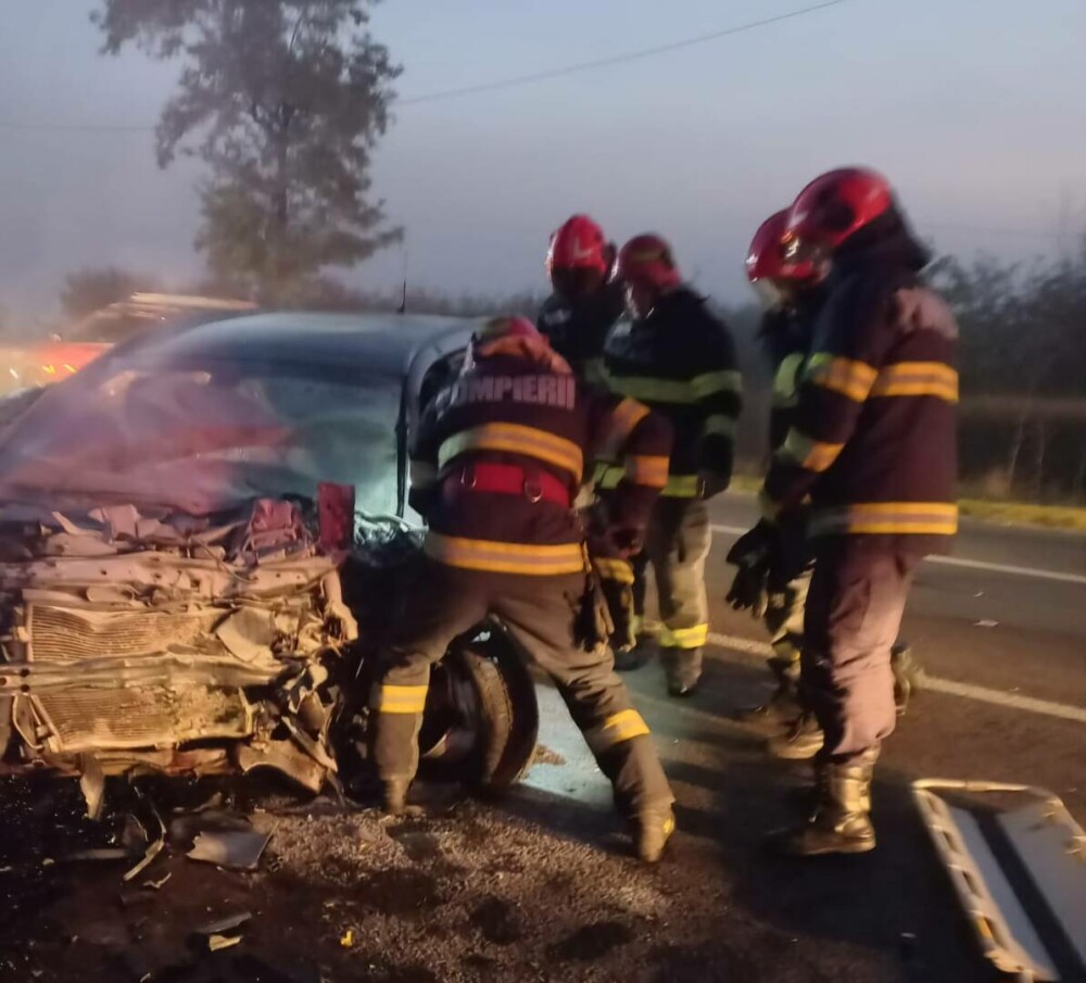 Accident cu doi morți și trei răniți pe DN2. Printre victime se numără și un adolescent de 14 ani. FOTO - Imaginea 1