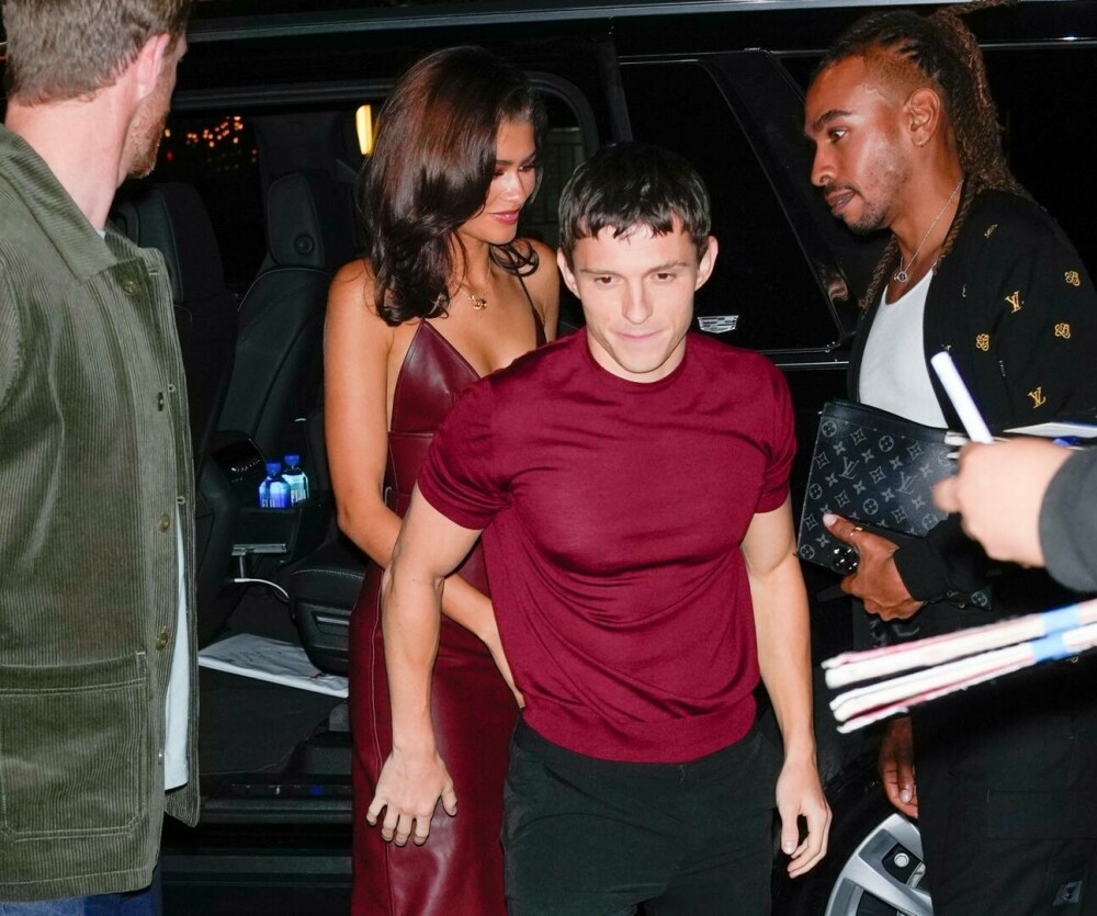 Tom Holland a devenit viral după ce a apărat-o pe Zendaya de paparazii. „Aveți grijă”. GALERIE FOTO - Imaginea 4